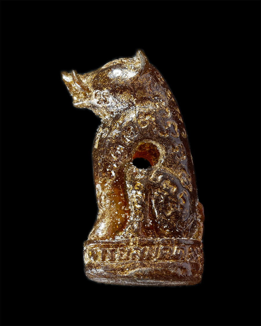 21Jul24 (114)p.jpg - หมูทองแดง(เนื้อเรซิน) ปี2557 พระครูนันทจริยาภรณ์ (สมคิด นนฺทิโย) วัดบึงตาต้า ต.หนองไร่ อ.ปลวกแดง จ.ระยอง หมูทองแดง รุ่น4 เนื้อเรซินสีแดงปิดทอง รุ่นประ [..] | https://kamulet.in.th